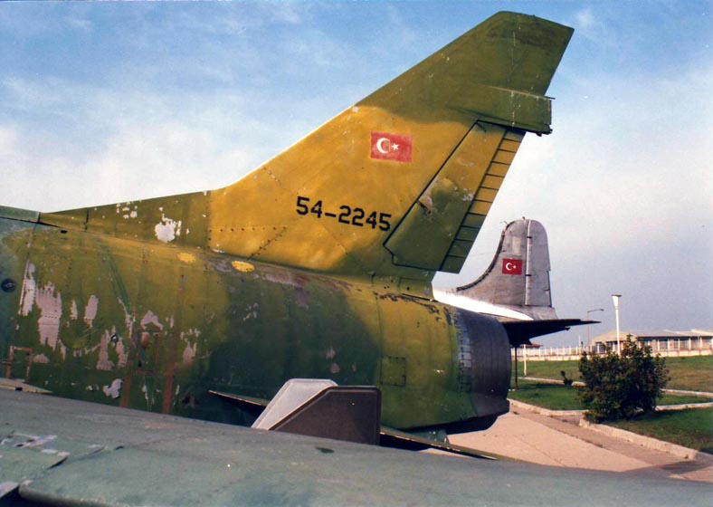  - F-100D-54-2245-TuAF-Museum-Istanbul-1993-02e